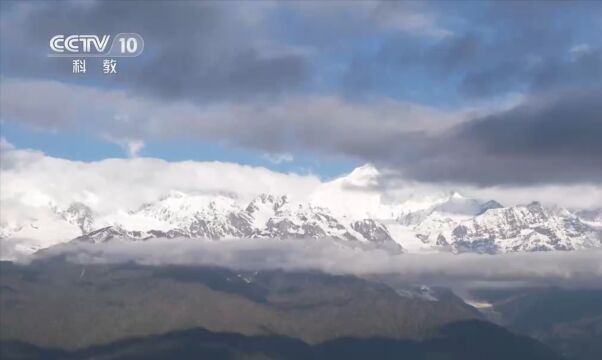 考察队来到飞来寺观景平台,一览梅里雪山的雄姿