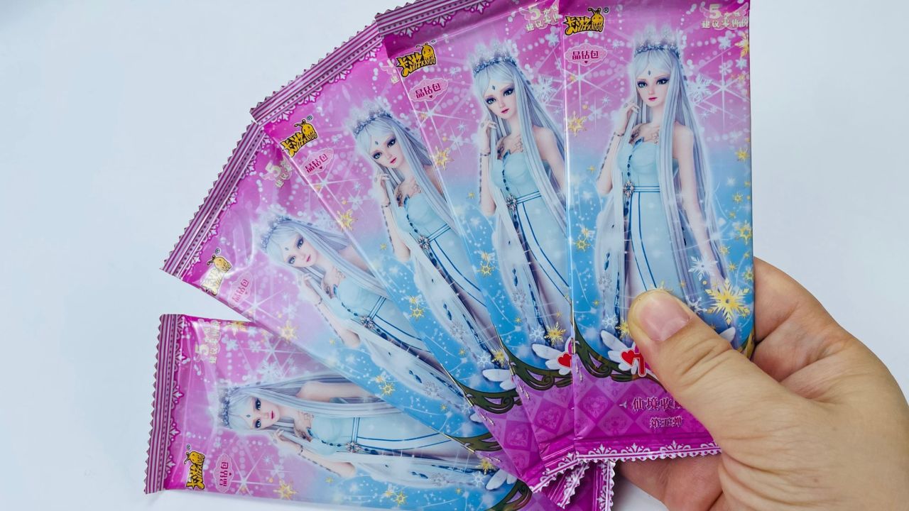 叶罗丽晶钻包第5弹卡片玩具拆包,抽中2张稀有tgr冰公主和王默!