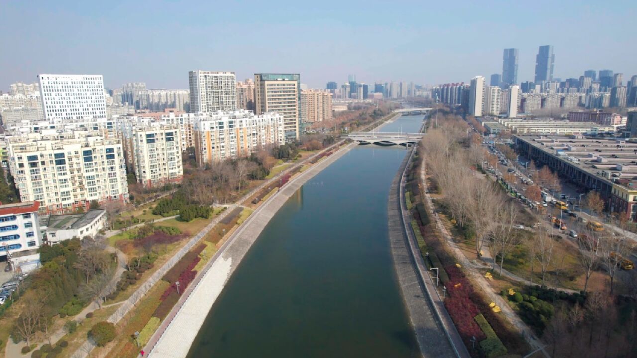 航拍郑州市七里河冬日美丽绿色廊道别样的情调