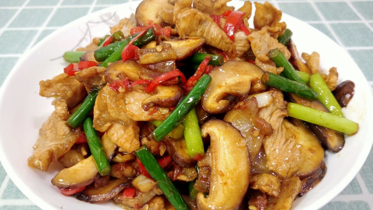 大厨教你"香菇炒蒜苔"家常做法,口感滑嫩,营养丰富又好吃