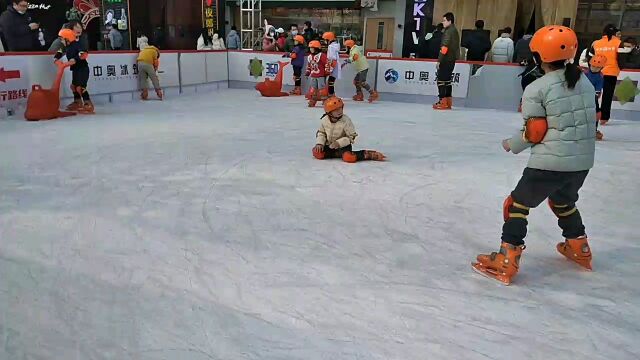 新田广场,郑州室外真冰场,小朋友滑冰好去处