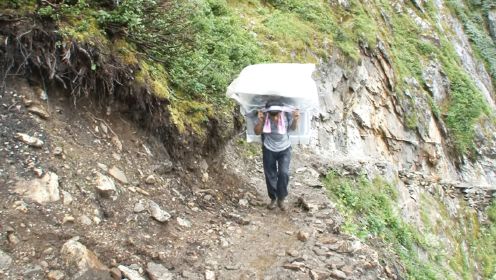 纪录片：男子背60斤洗衣机，翻越喜马拉雅山，只为满足妻子愿望，10分钟看完《登天之路》