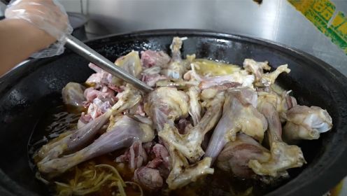 新疆开了44年的老店只做抓饭，每天4锅能卖17只羊，羊腿抓饭太香