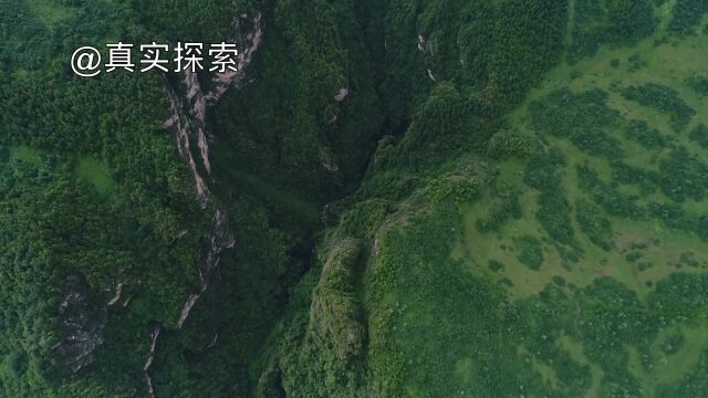 航拍大秦岭17:贵清山峡谷南段天坑状塌陷,甘肃省定西市漳县草滩乡