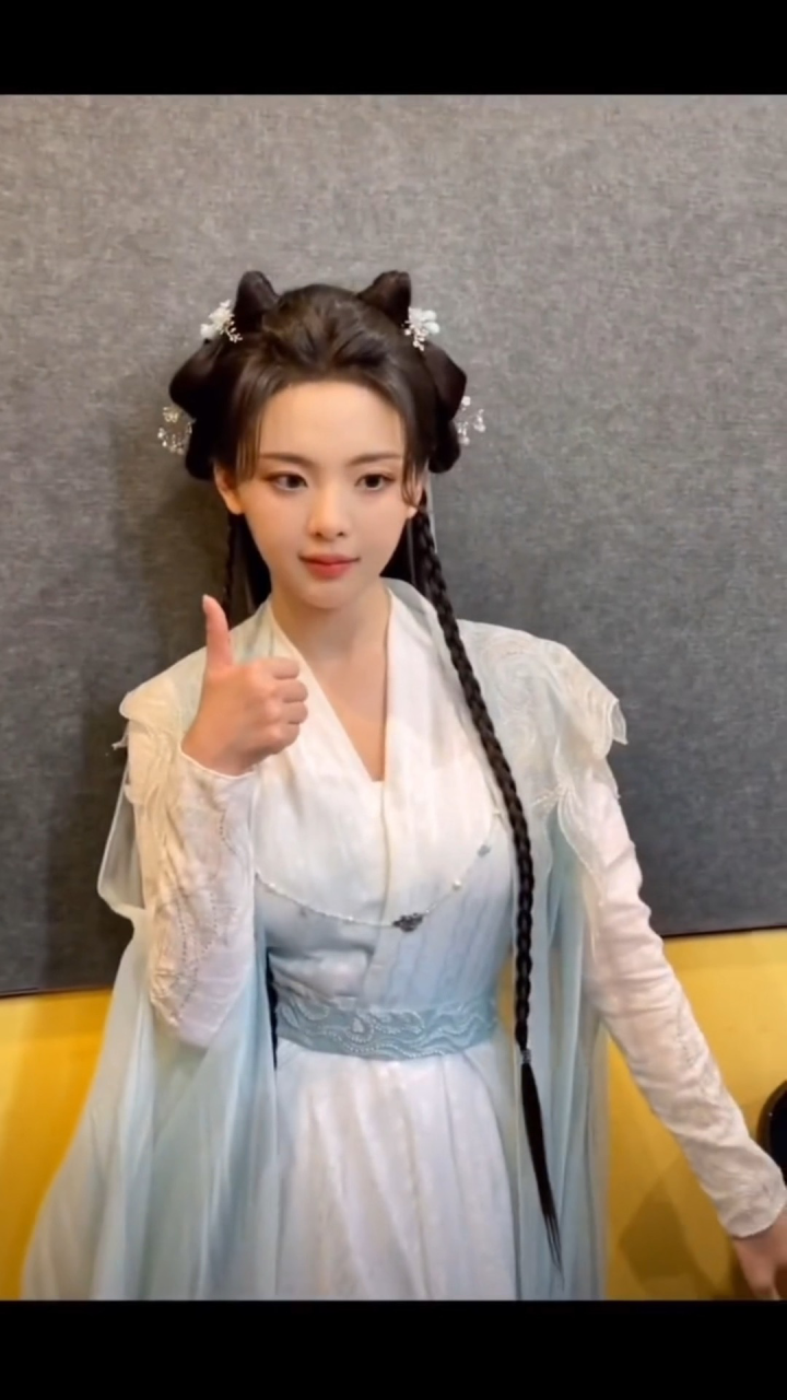 杨超越新剧重紫扫楼路透,超越妹妹古装好美啊