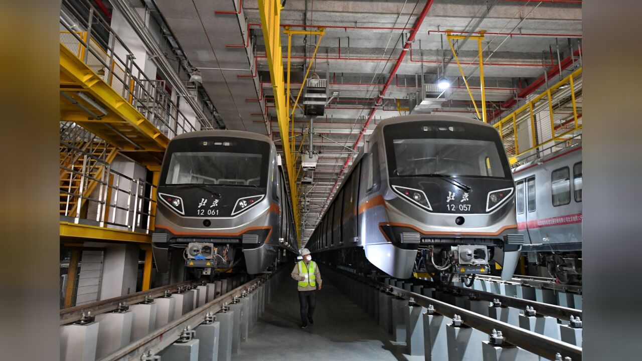 视频|"地下北三环"新进展,北京地铁12号线车辆亮相
