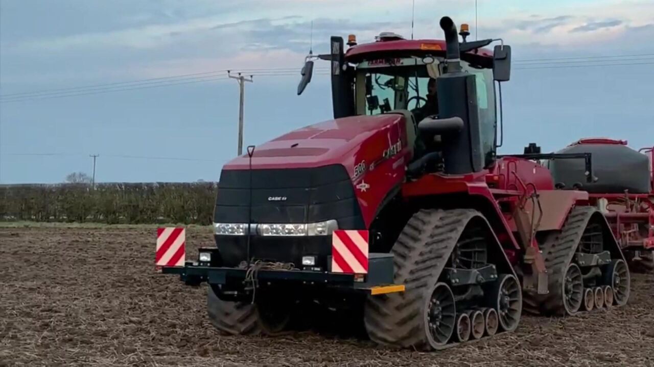 春播开始啦!凯斯500 quadtrac拖拉机播种燕麦!