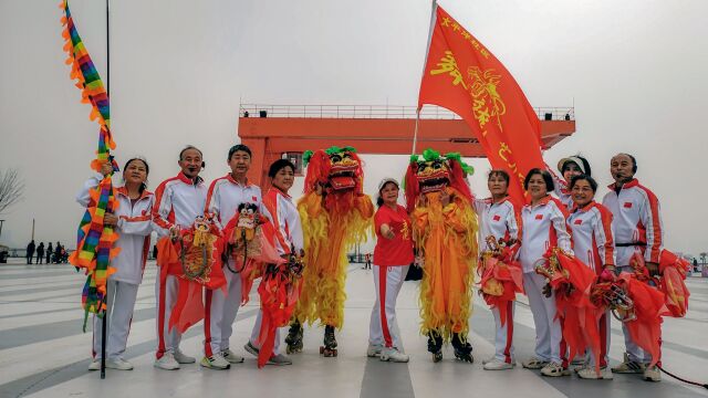 武汉网红轮滑小丑“卡卡”携太平洋舞龙艺术团在杨泗港都市T台欢乐庆“三八”