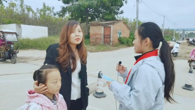 荥阳市城关乡实验小学调查研究小组采访家长