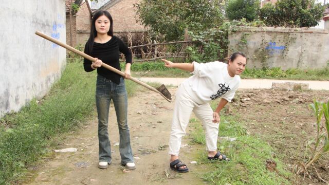 毛妹与路人起争执,毛妹竟捡到了对方的手机,看她如何扳回一局