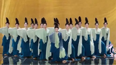 舞蹈诗剧《只此青绿》片段，舞姿曼妙，千里江山被她们演活了