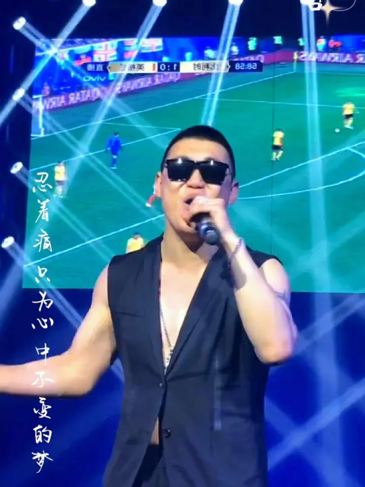 西部酒城 歌手晟哲#这该死的魅力 #有点上头 #感受舞台魅力 #气质这