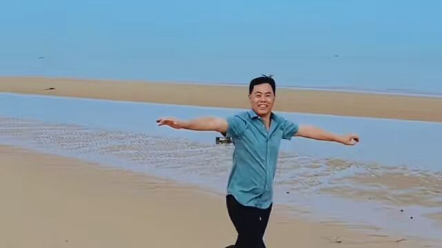 阳光沙滩海浪一望无际的大海