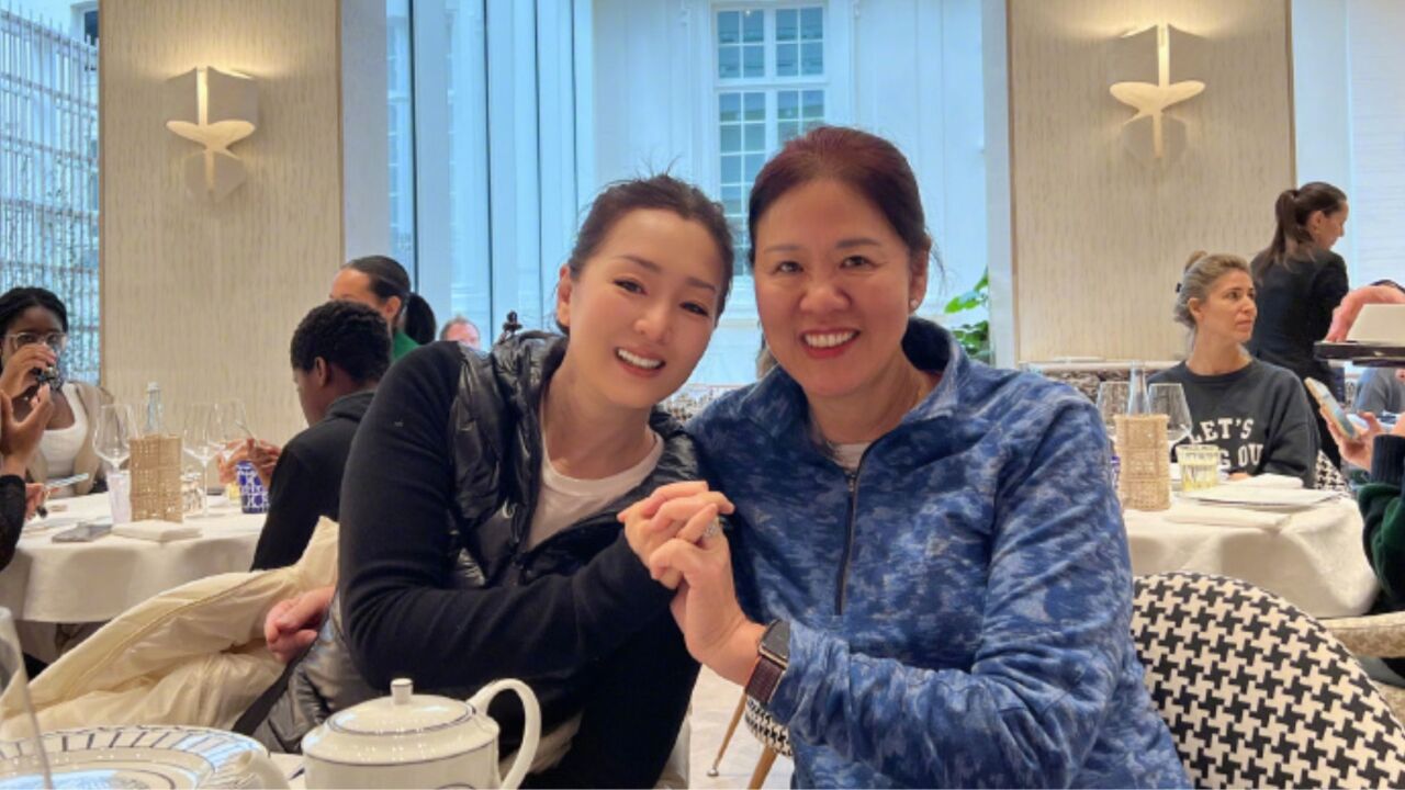 郎平巩俐时隔三年惊喜同框,十指相扣长相神似,瞬间梦回《夺冠》