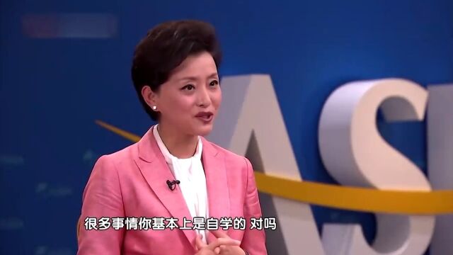 马斯克幼时经常搬家,靠看书排解孤独,书也是他唯一的伙伴