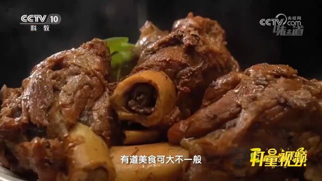 南平“叮当姐姐”的一道玻璃肉远近闻名,据说能拉出两米多的糖丝