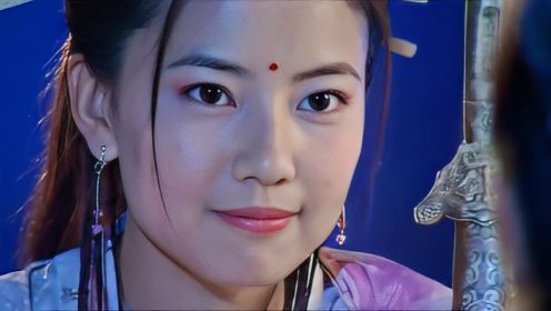 倚天屠龙25集:张无忌治好丁敏君中的千蛛万毒手,周芷若见到手帕和