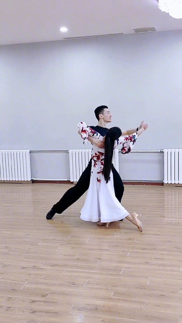 华尔兹造型组合#国标舞 #广场舞 #浅跳一下 海艳