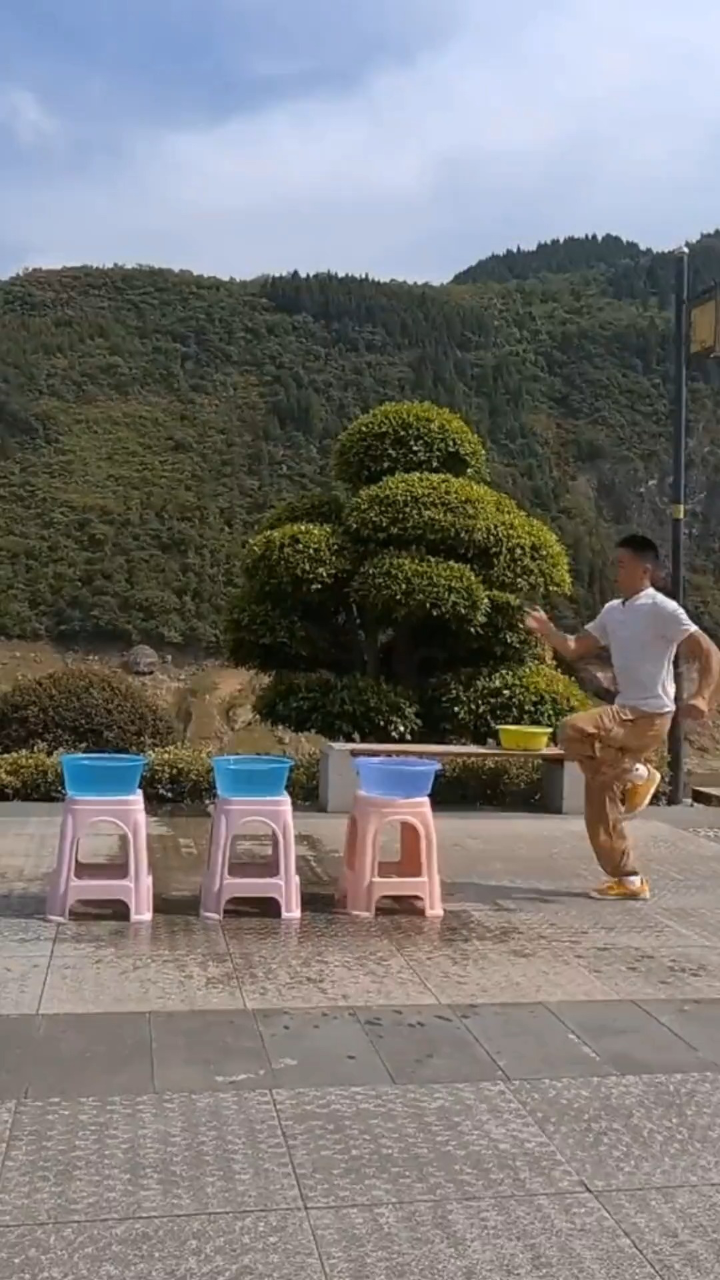 重庆小伙练成"蜻蜓点水","轻功水上漂"绝技,网友直呼"难以理解"