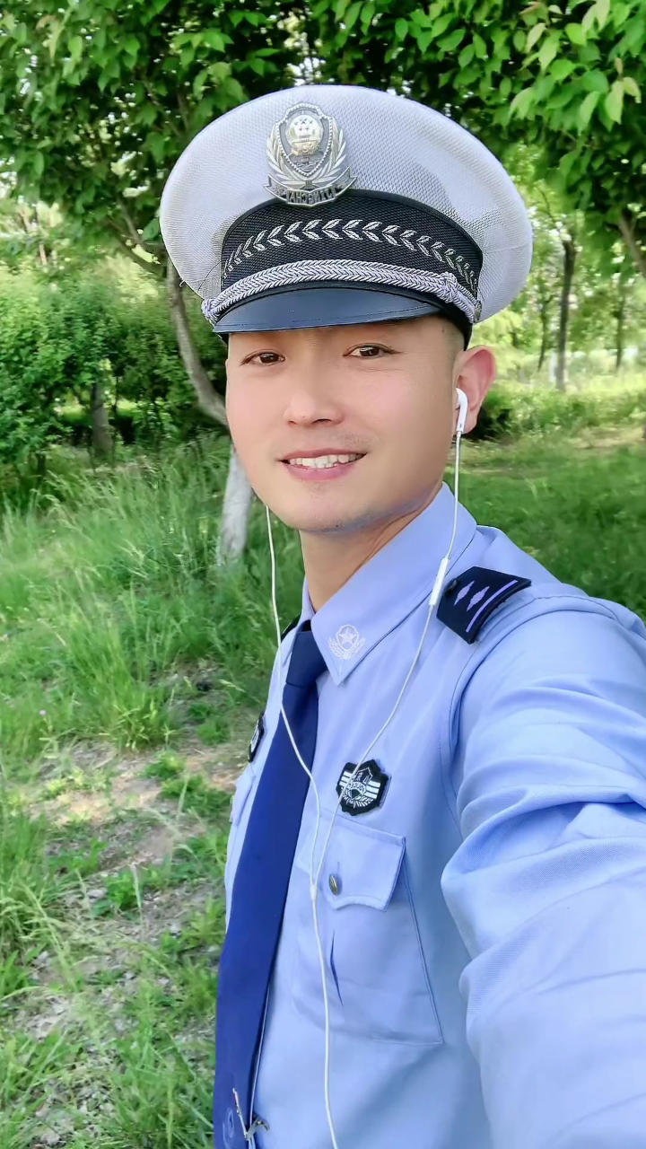 爱唱歌的交警叔叔!下班开车,平安到家!#传递正能量