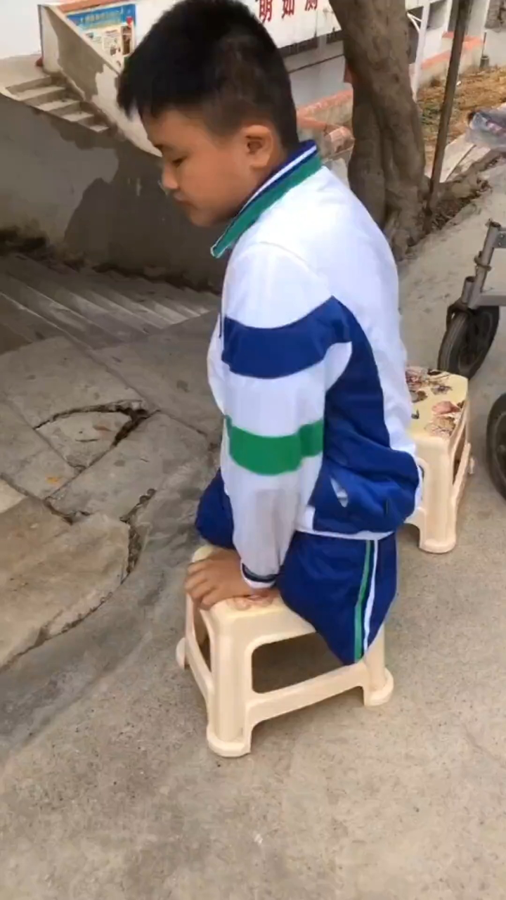 无腿男孩身残志坚,用板凳爬行上学感动无数人#残疾#残疾人#残疾人的