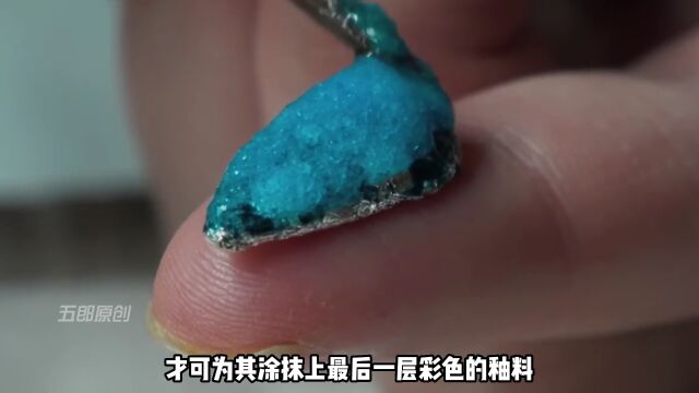 工匠采用景泰蓝工艺,打造外表绚丽的纯铜耳坠,戴100年都不褪色