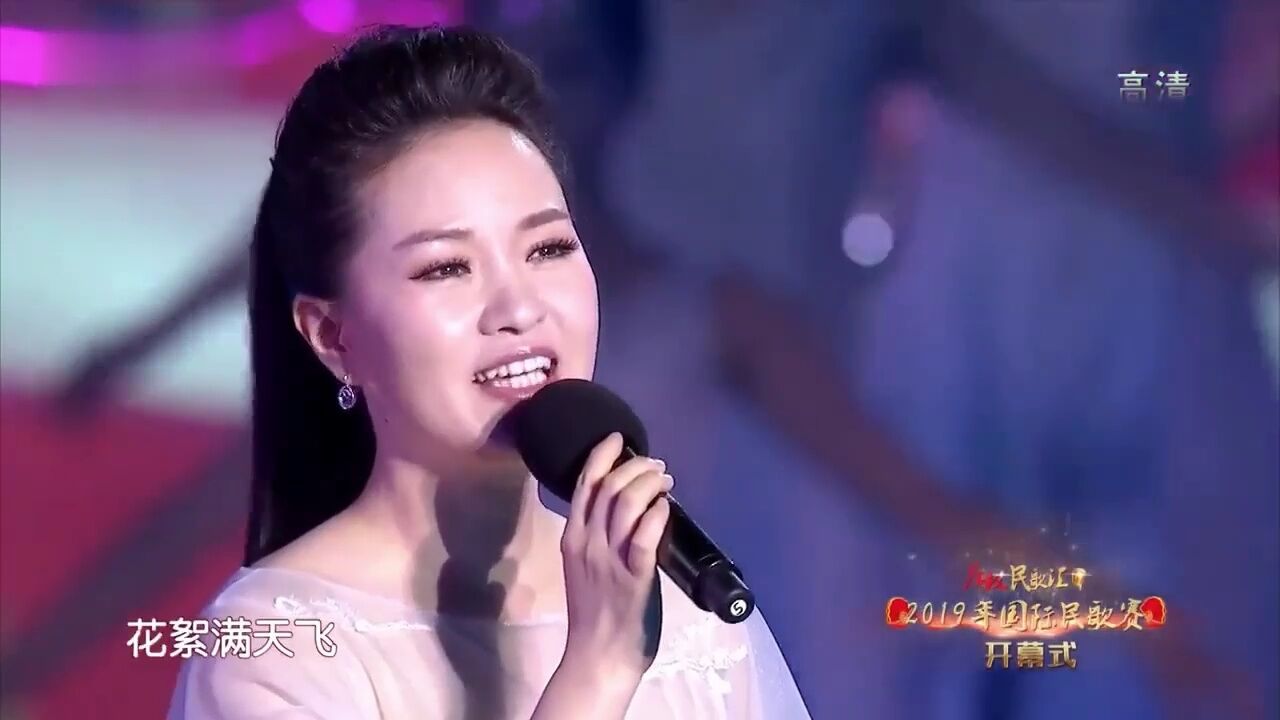 43岁雷佳和45岁谭晶同唱一首歌,伴奏突然消失,差距一目了然2