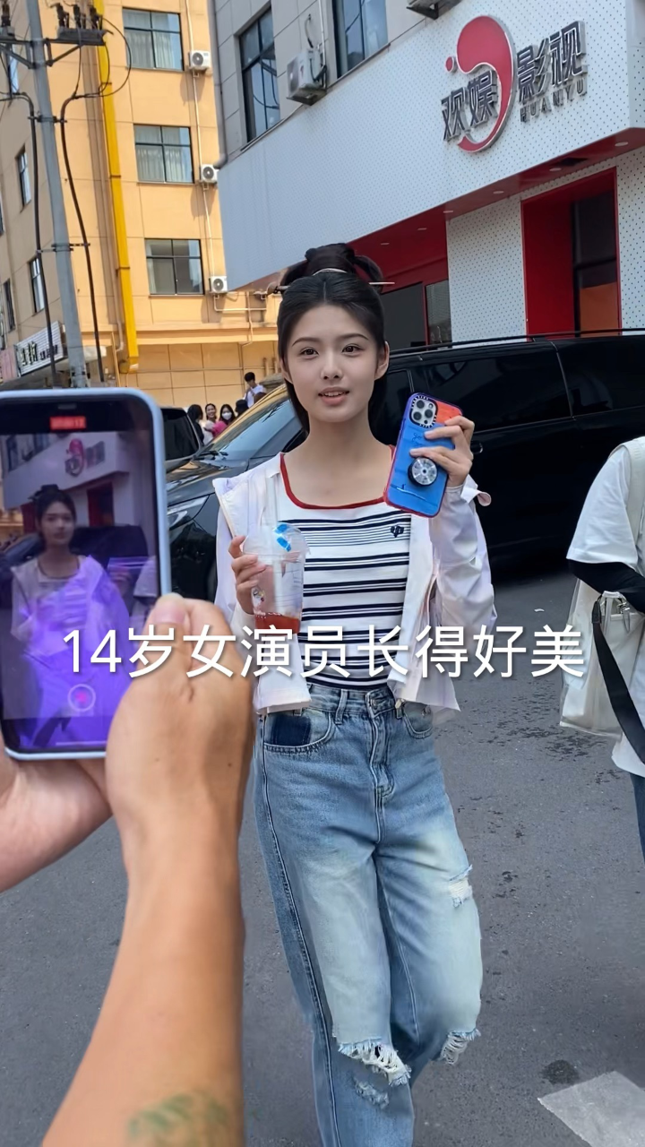 14岁小童星艾米长得真美,长大了也会是个大明星!