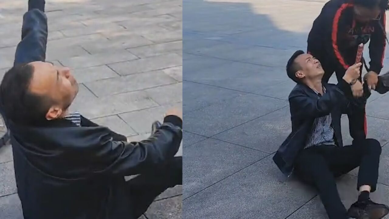 80后男子街头跟妈妈撒泼,坐地打滚要气球糖葫芦:小时候没少挨揍