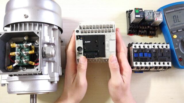 PLC怎么控制三相电机?只需加上这2个元件,怎么接都不会烧坏PLC