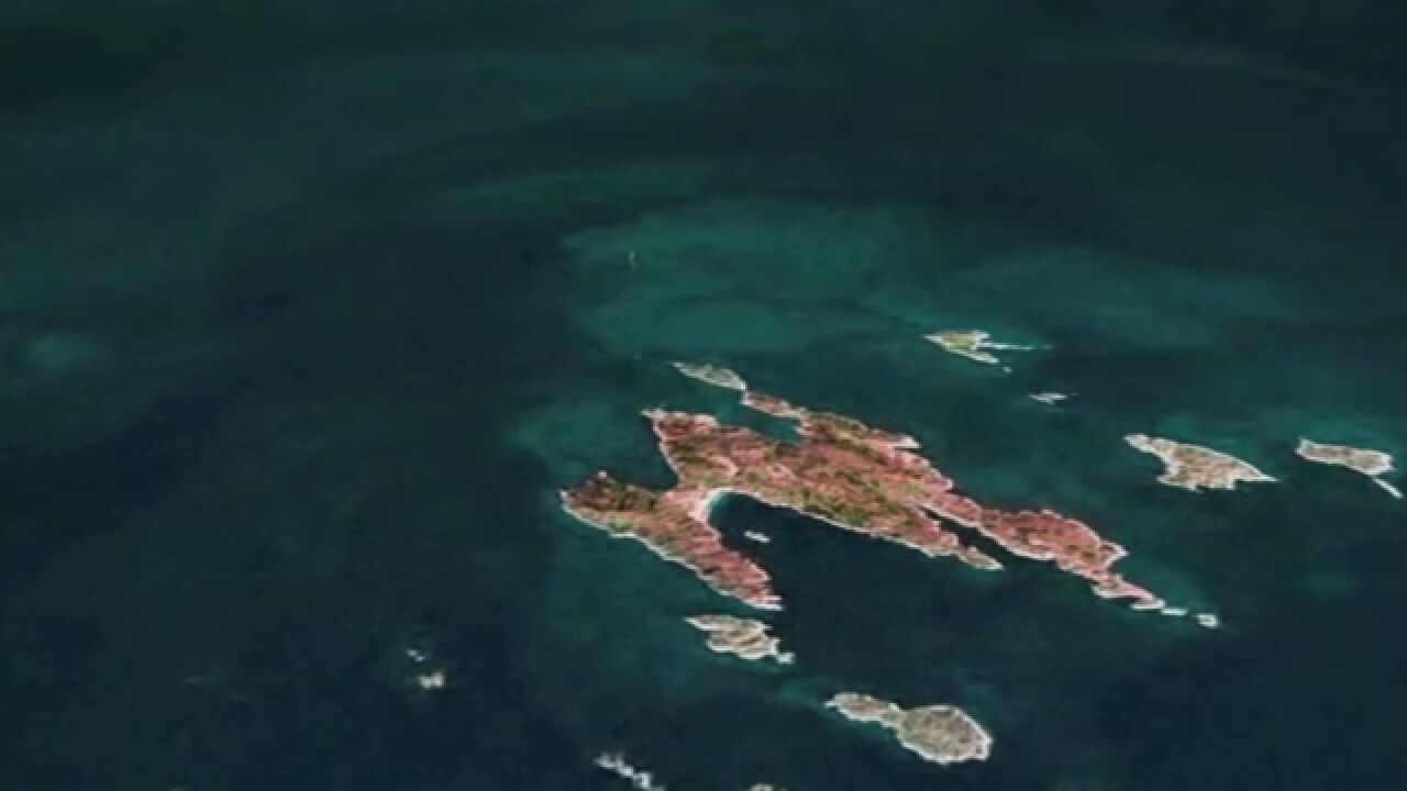 整个岛屿,由大大小小的明礁暗礁组成,多数居民都生活在主岛上_腾讯视频