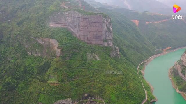 重庆大山里的超级工程,几百米高的山体围起来,原来是保护铁路!