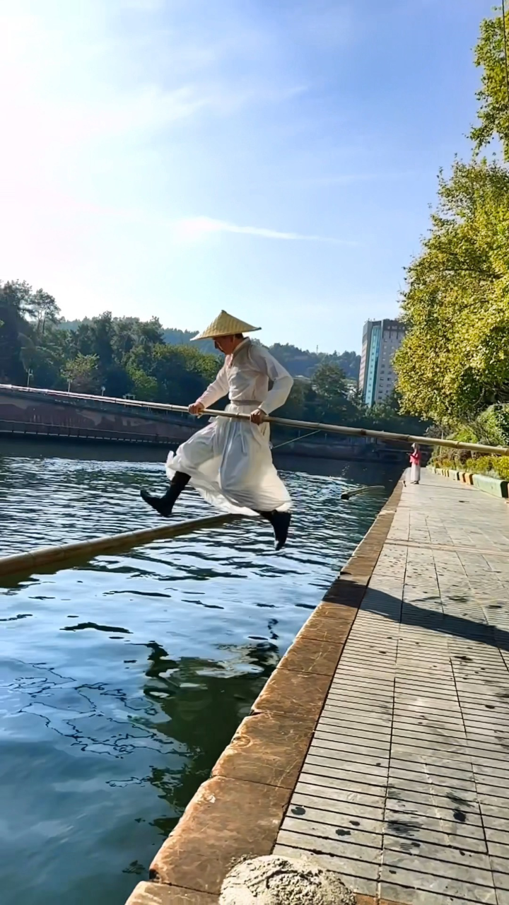 独竹漂杨兰军 #轻功水上漂 #一苇渡江