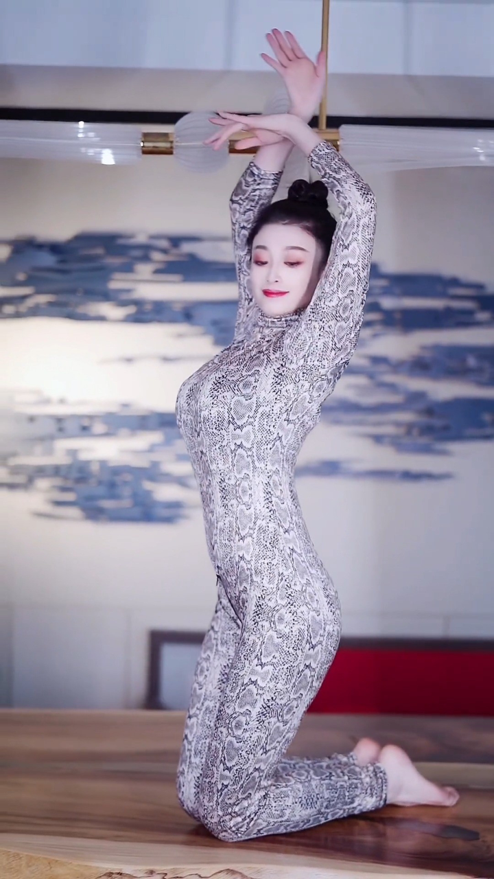 舞蹈 一条双鱼座美女蛇出没