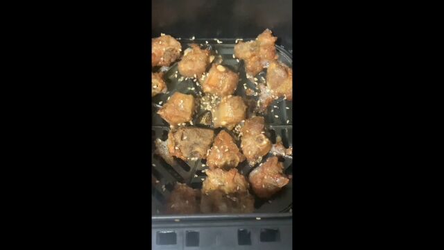 小伙用空气炸锅做的排骨好吃吗