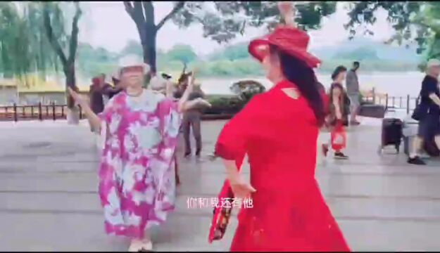 来跳新疆舞(精选版):简单就是福与黄姐的《快乐旅途》!