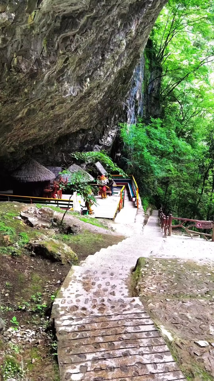 房县野人谷景区,岩屋景点,绝壁断崖,陡峭壮观还能住人