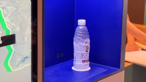 成都大运会“低碳魔方”：塑料瓶变小礼品，掀起大运村的“拾荒潮”