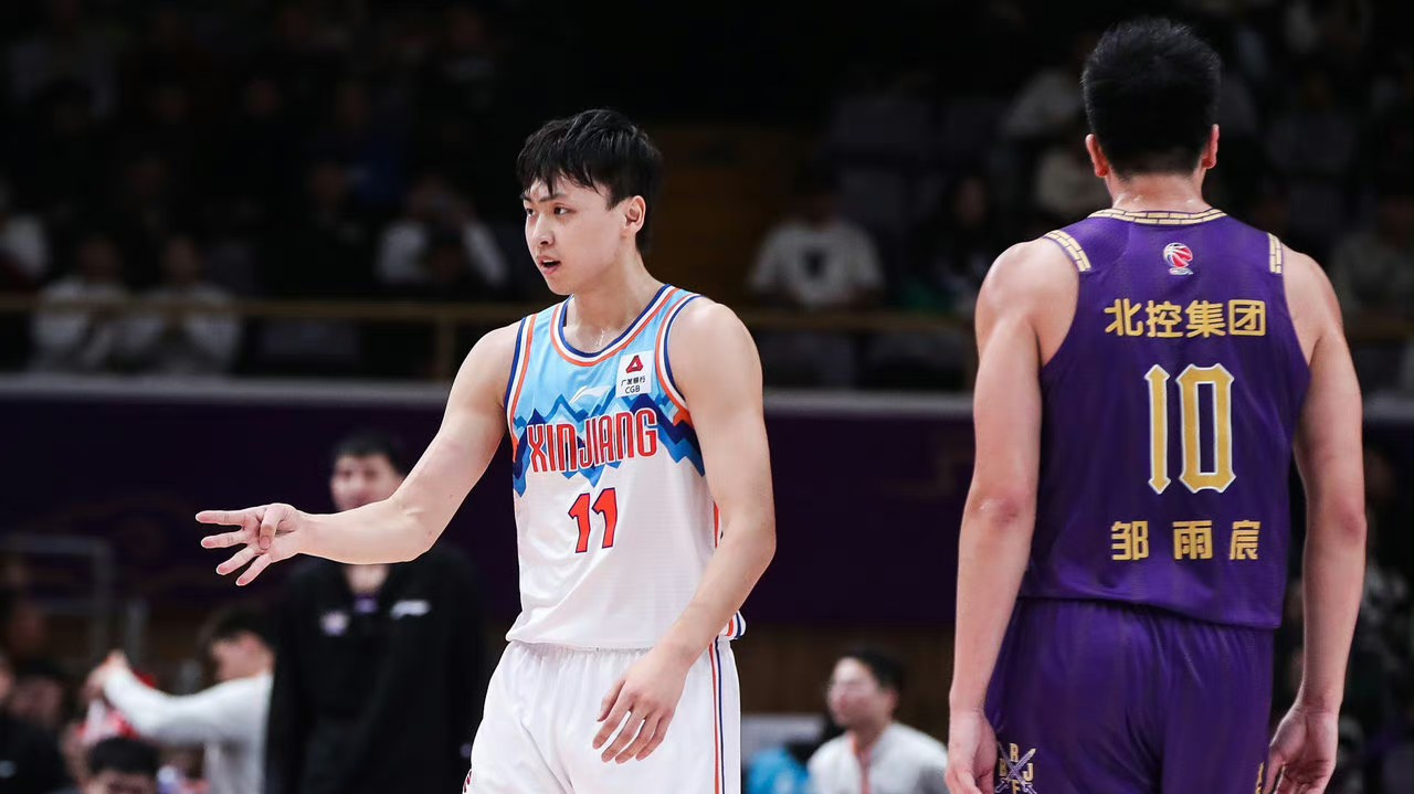 齐麟连中4记三分引爆全场 这手感太离谱了