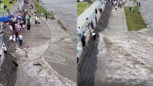 现场！钱塘江众多游客近距离观潮被卷入：潮水袭来瞬间 被卷入冲倒