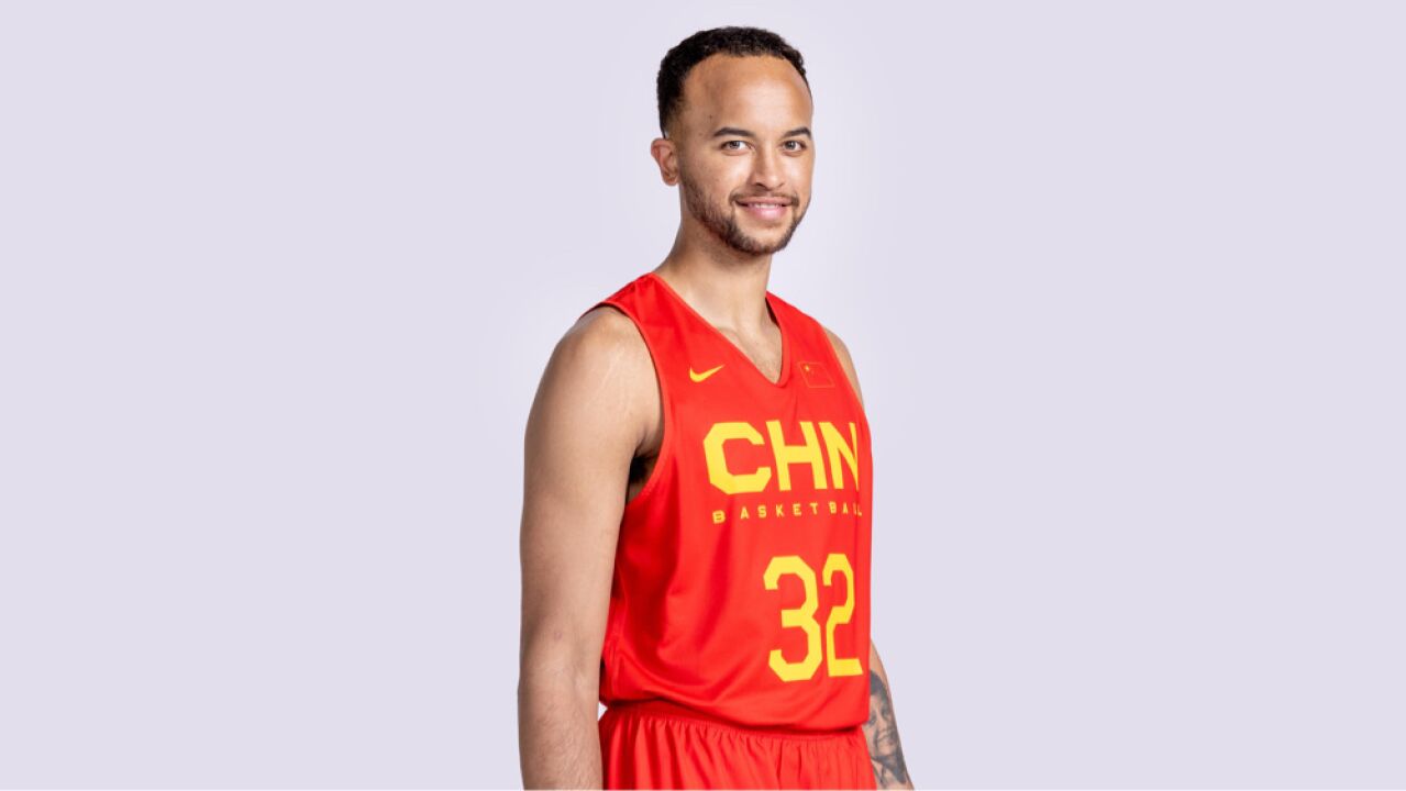 李凯尔首秀11 6!中国男篮输意大利18分,乔帅连吃两t遭驱逐