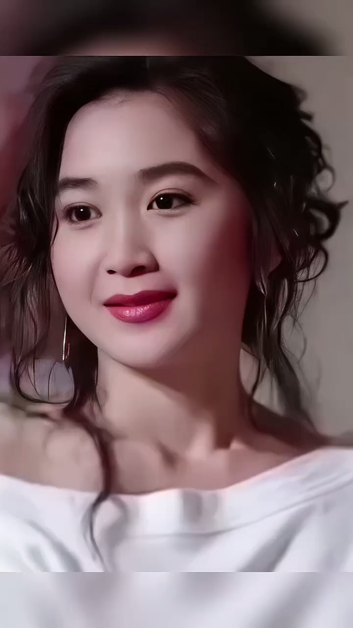 温碧霞,原名温啤霞,1966年7月30日出生于香港调景岭,中国香港女演员.