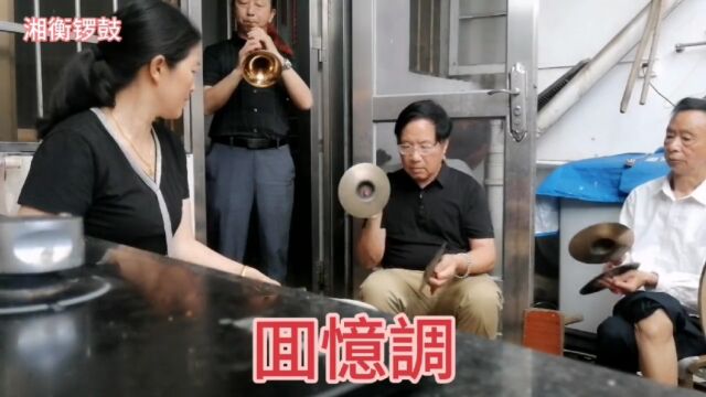 红男绿女聚欢堂,锣鼓声声震八方