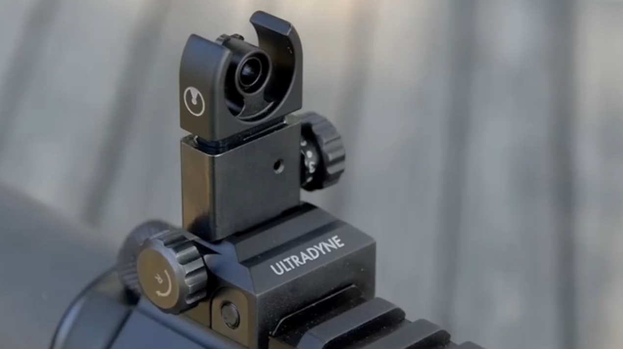 机械瞄准具,通常有两个部分组成,照门和准星