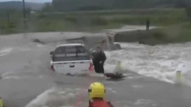 山东威海暴雨致多处发生险情,车辆和人员被困