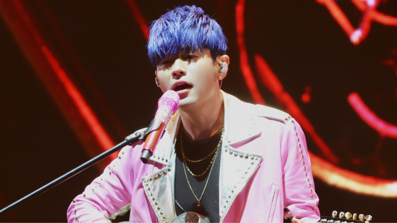 周杰伦演唱会开场话筒没声音,现场视频曝光引众怒