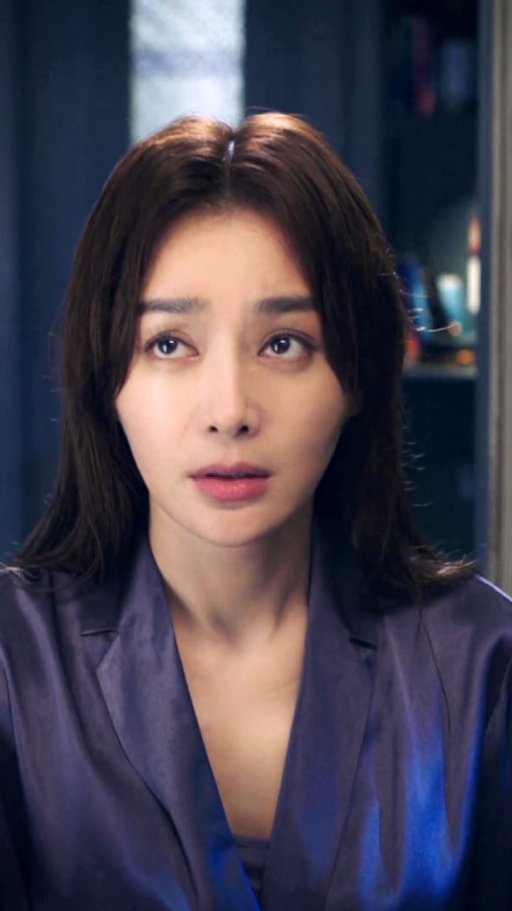 秦岚的五官明艳大方