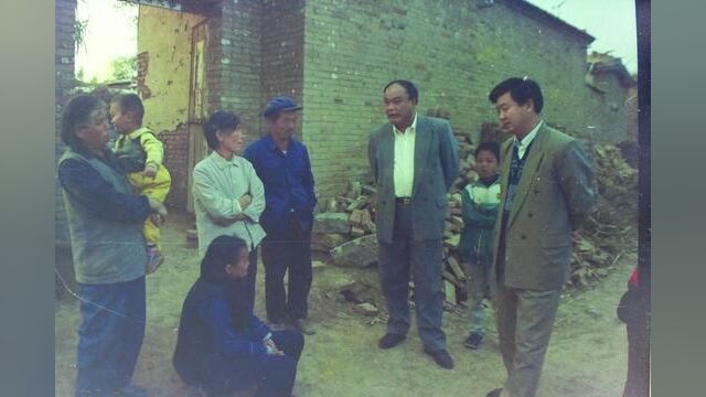 茌平记忆:1996年10月县委书记齐炳文 县长许立全在赵邦子村走访 #乡村喜剧 #乡村故事 #农村剧