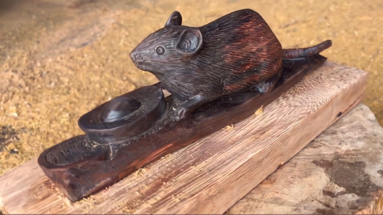 小伙竟然将颗烂木头雕刻出个工艺品出来,价值直接翻了个倍