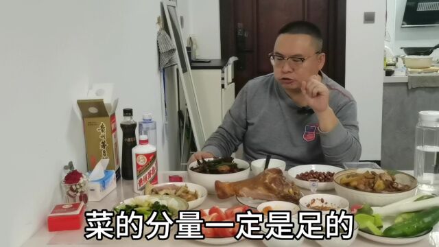 8元多一瓶的酒宝哥可以喝,2399元一瓶也可以喝,宝哥不挑食